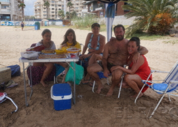 Una familia bajo una pérgola en la playa de San Lorenzo.