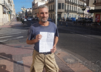 Santiago Matías muestra la denuncia que presentó ayer ante la Policía Nacional.