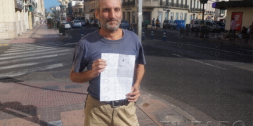 Santiago Matías muestra la denuncia que presentó ayer ante la Policía Nacional.