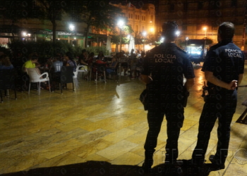 Dos agentes vigilando en la Plaza de las Culturas.