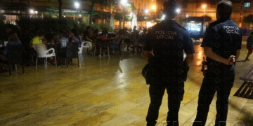 Dos agentes vigilando en la Plaza de las Culturas.