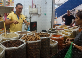 M.s. Una ciudadana comprando especies en uno de los puestos del Mercado central.