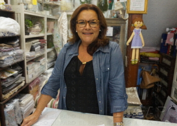 Toñi Berenguer regenta una tienda de hogar y telas.