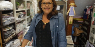 Toñi Berenguer regenta una tienda de hogar y telas.