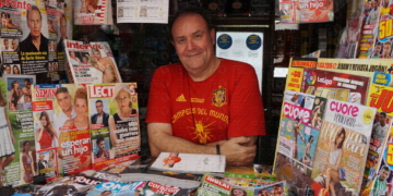 Manuel Córdoba lleva casi medio siglo al frente de su quiosco en Plaza España.