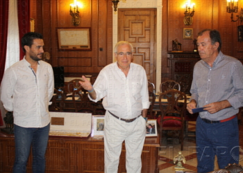 Imbroda recibe su carnet de socio