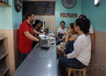 m.s. Álvaro Iñiguez y su mujer Rocío López charlan con unos clientes en el ‘Mini Bar'.
