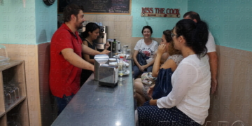 m.s. Álvaro Iñiguez y su mujer Rocío López charlan con unos clientes en el ‘Mini Bar'.