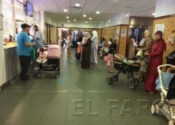 Los pacientes esperan su turno para pedir cita en el centro de salud Zona Centro.