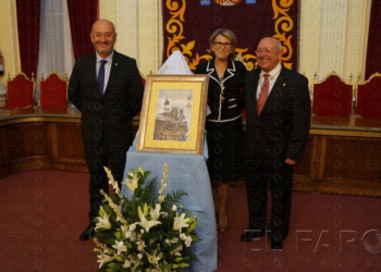 Un momento, durante el acto.