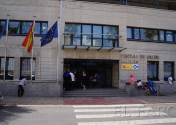 Pacientes a las puertas del centro de salud Zona Centro.