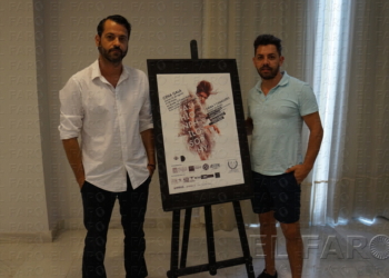 Los organizadores de la gala Dama y Caballero posan junto al cartel promocional.