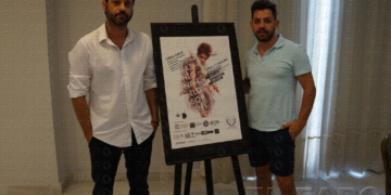 Los organizadores de la gala Dama y Caballero posan junto al cartel promocional.