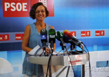 La portavoz del Grupo Socialista en la Asamblea, Gloria Rojas, durante la rueda de prensa en la sede de su partido.