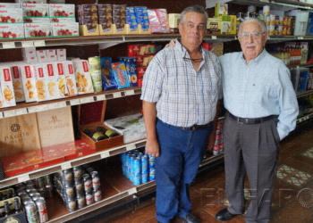 Juan Ramírez Sogorb, junto a su hijo Juan Ramírez Sampere, en el supermercado.