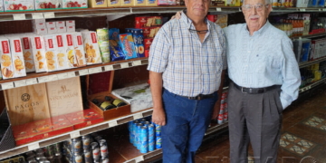 Juan Ramírez Sogorb, junto a su hijo Juan Ramírez Sampere, en el supermercado.