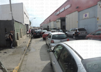 Los conductores sufren atascos para pasar la Inspección Técnica de Vehículos (ITV).