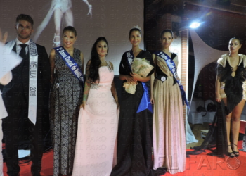 Las finalistas posan con la ganadora.