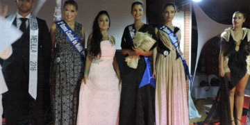 Las finalistas posan con la ganadora.