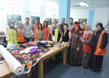 Las mujeres posan junto a las personalidades que visitaron el taller.
