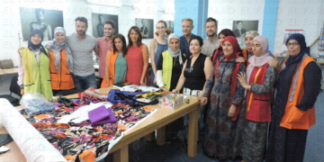 Las mujeres posan junto a las personalidades que visitaron el taller.