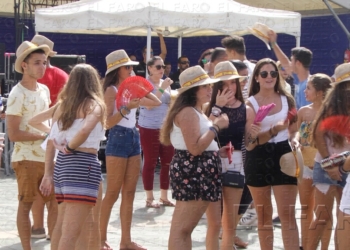 Los jóvenes vencen el calor de la Feria al ritmo de la mejor música