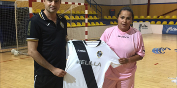 La jugadora brasileña Raquel Souza, junto al presidente de la escuadra melillense, Rafael Torreblanca.