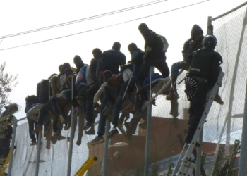 AUGC solicita la intervención de bomberos para bajar a inmigrantes de la alambrada