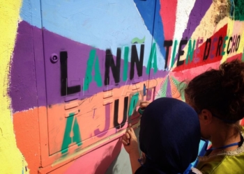 Mural de Cabrerizas realizado por niñas del barrio que dice "la niña tiene derecho a jugar".