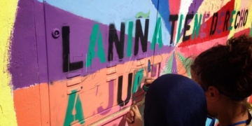Mural de Cabrerizas realizado por niñas del barrio que dice "la niña tiene derecho a jugar".