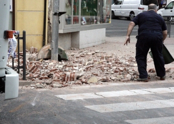 GRA020. MELILLA, 25/01/2016.- El terremoto de 6.3 grados registrado hoy en el Mar de Alborán se ha percibido con mayor intensidad en Melilla, donde ha causado daños en edificios y la suspensión de las clases en la ciudad autónoma para evaluar el estado de los centros educativos. Según ha informado el servicio de emergencias 112 en su cuenta oficial de Twitter, de momento solo se han notificado "incidencias materiales" en Melilla, y ha recomendado a la población que mantenga la calma y haga caso únicamente a las fuentes de información oficiales debido a los numerosos rumores que han empezado a circular. EFE/Francisco García Guerrero