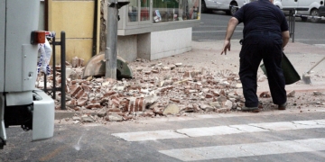 GRA020. MELILLA, 25/01/2016.- El terremoto de 6.3 grados registrado hoy en el Mar de Alborán se ha percibido con mayor intensidad en Melilla, donde ha causado daños en edificios y la suspensión de las clases en la ciudad autónoma para evaluar el estado de los centros educativos. Según ha informado el servicio de emergencias 112 en su cuenta oficial de Twitter, de momento solo se han notificado "incidencias materiales" en Melilla, y ha recomendado a la población que mantenga la calma y haga caso únicamente a las fuentes de información oficiales debido a los numerosos rumores que han empezado a circular. EFE/Francisco García Guerrero