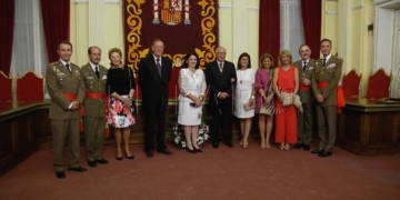 El presidente de la Ciudad, al centro, junto a generales de la Comgemel y familia.