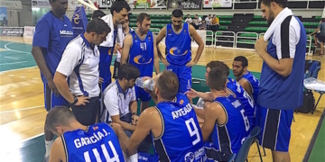 Alejandro Alcoba junto a sus jugadores en un tiempo muerto.
