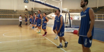 Jugadores de la escuadra de nuestra ciudad, en el calentamiento previo al encuentro ante los sevillanos.