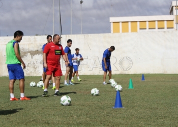 El entrenador azulino, en una de las sesiones de trabajo realizadas por su plantilla en el anexo del estadio municipal Álvarez Claro.