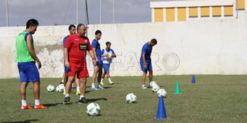 El entrenador azulino, en una de las sesiones de trabajo realizadas por su plantilla en el anexo del estadio municipal Álvarez Claro.