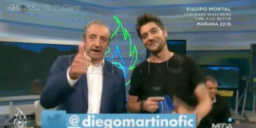 El director de El Chiringuito de los Jugones,  Josep Pedrerol junto al artista local Diego Martín, le hace entrega de una camiseta azulina.