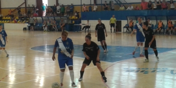 Raquel, con el balón, no pudo ver portería en este encuentro.