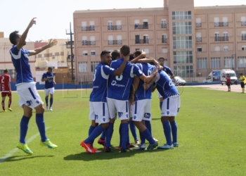 Los jugadores unionistas, en la celebración de uno de los goles del partido frente a los emeritenses.