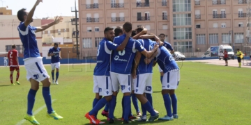 Los jugadores unionistas, en la celebración de uno de los goles del partido frente a los emeritenses.