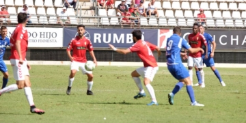 La lucha por cada balón fue muy intensa en el partido entre murcianos y melillenses que se disputó ayer, en el estadio de La Nueva Condomina.
