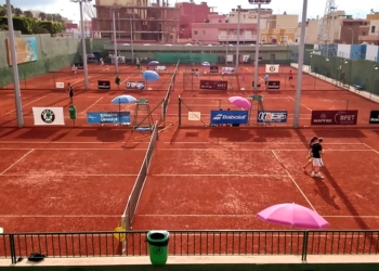 Aspecto que presentaban las nuevas pistas de tierra batida del complejo Álvarez Claro, con el entrenamiento de muchas de las jugadoras.