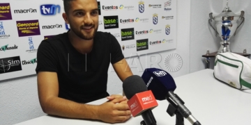 El lateral del Melilla, en la rueda de prensa oficial del club azulino.