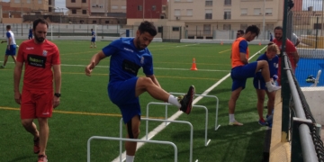 Sufian realiza el trabajo bajo la atenta mirada del preparador físico.