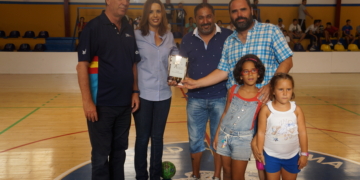 En el descanso, la familia de Soraya Mohamed recibió en reconocimiento.