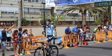 Joaquín García, en el momento de cruzar la línea de meta.