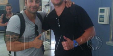 El nuevo técnico del equipo local (d) junto al jugador ruso.