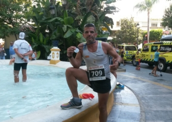 Carlos Javier García, con su medalla acreditativa de la prueba.