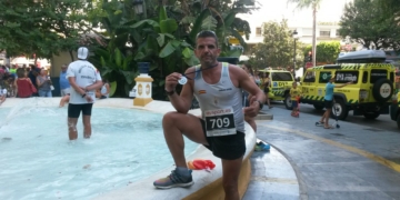 Carlos Javier García, con su medalla acreditativa de la prueba.